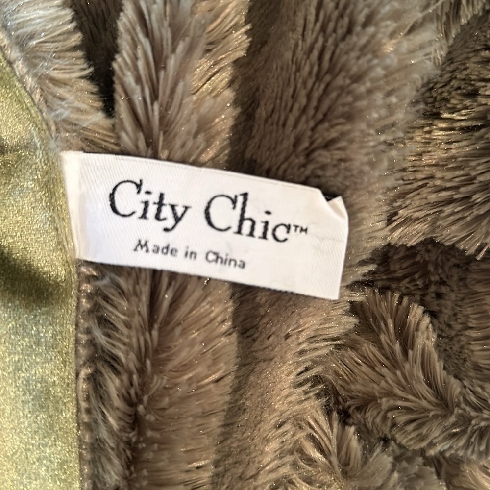 City Chic Green Throw With Rope Tie - Picture 3 of 6